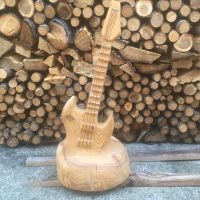 Geschnitzte Holzfigur Bass-Gitarre (80cm) Bayern - Simbach Vorschau