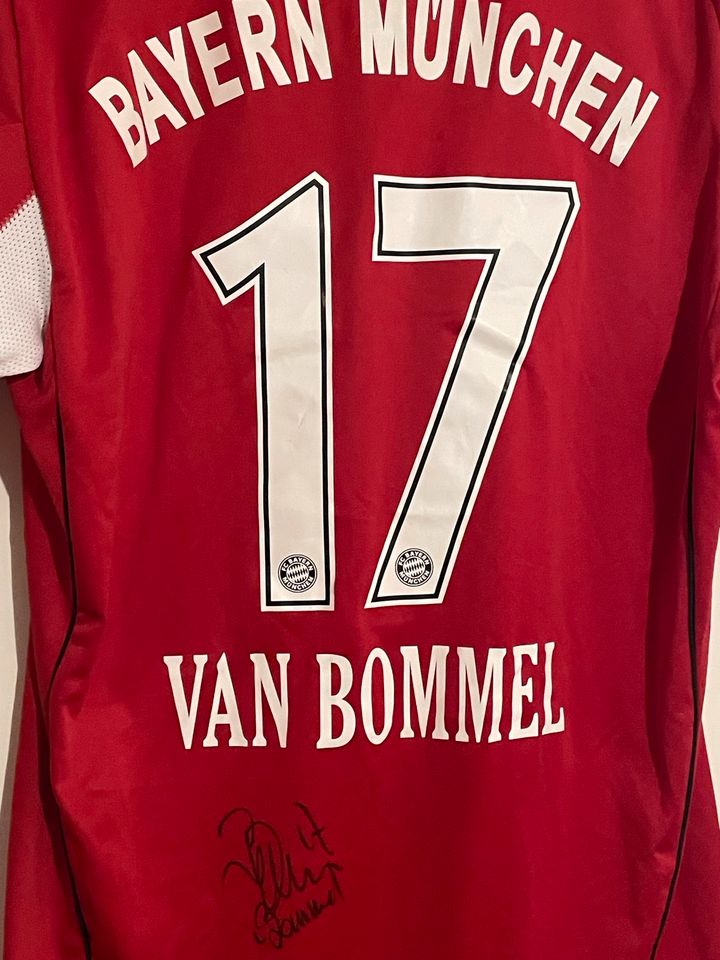 FC Bayern Trikot van Bommel mit original Unterschrift in Bad Reichenhall