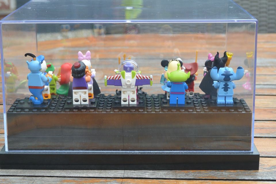 Lego Minifigures Walt Disney Serie 1 Komplettsatz Mit Vitrine in Solingen