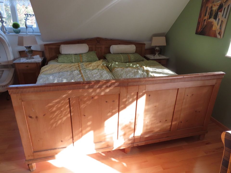Schlafzimmer Antik Doppelbett Sehr Schön - Doppelbett 2,00 Meter in Handrup