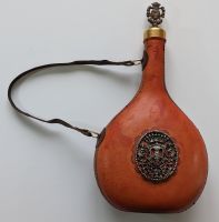 Feldflasche Vintange (antik) Ledermantel, Gurt, Wappen und Korken Brandenburg - Teltow Vorschau