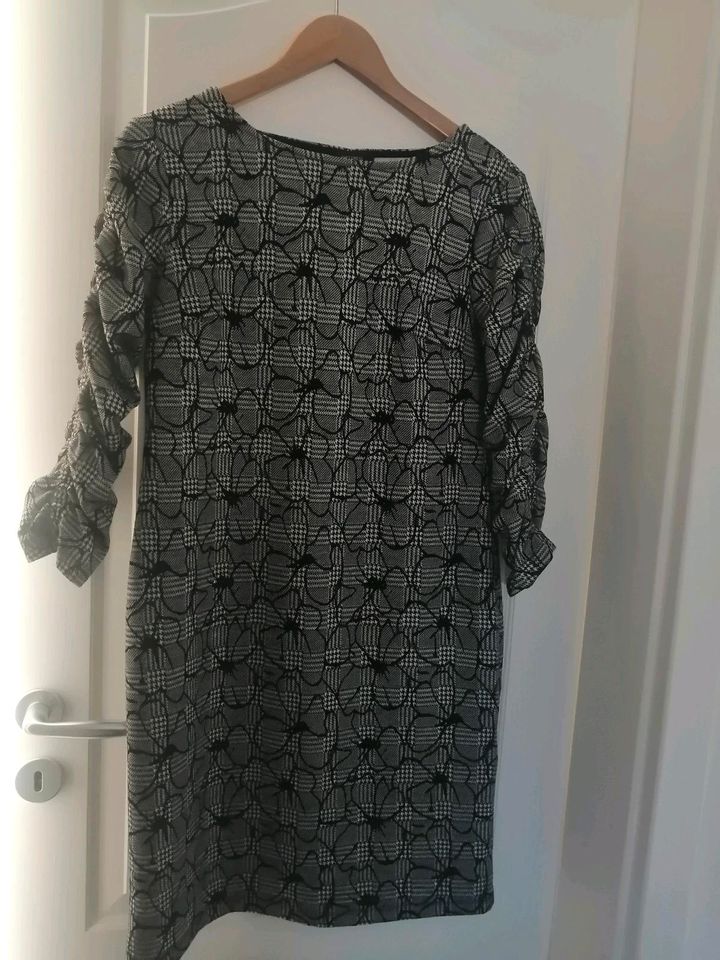 Kleid schwarz weiß in Reinfeld