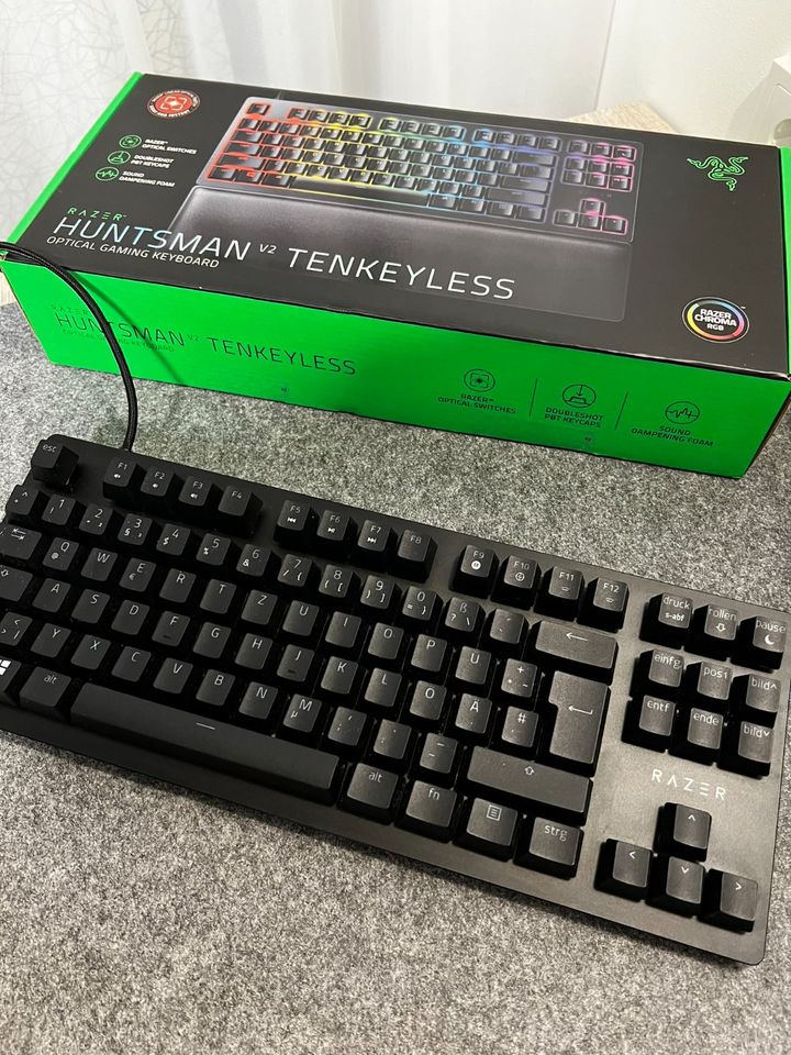 Razer Huntsman V2 Tenkeyless Gaming Keyboard in Berlin