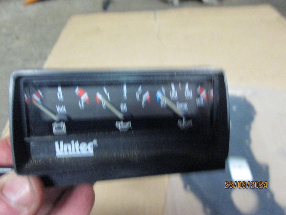 UNITEC volt- / öl- / temperaturanzeige universal in Linthe