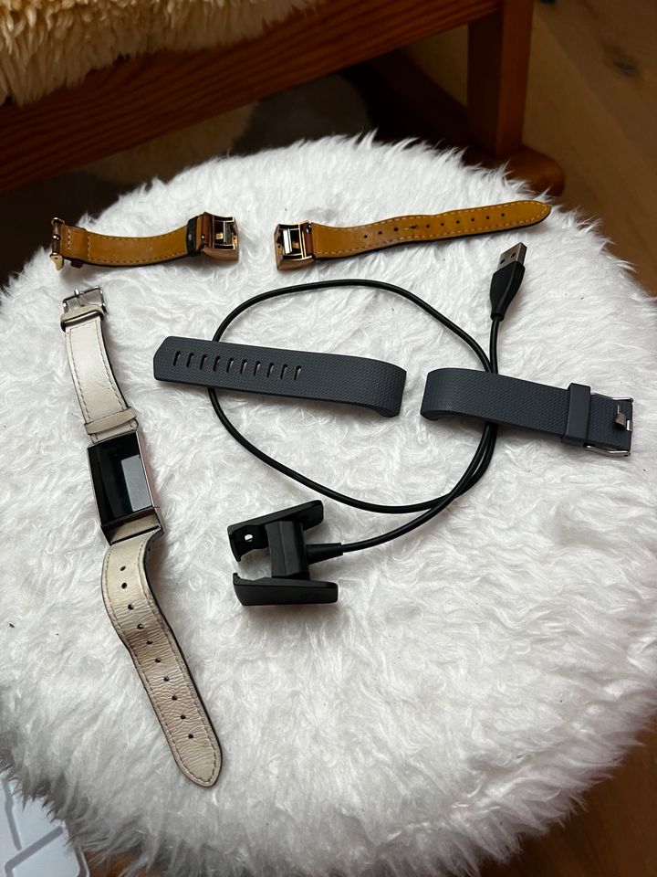Fitbit Charge mit Zubehör Set 3 Armbänder und 1 Ladegeräte in Königstein im Taunus