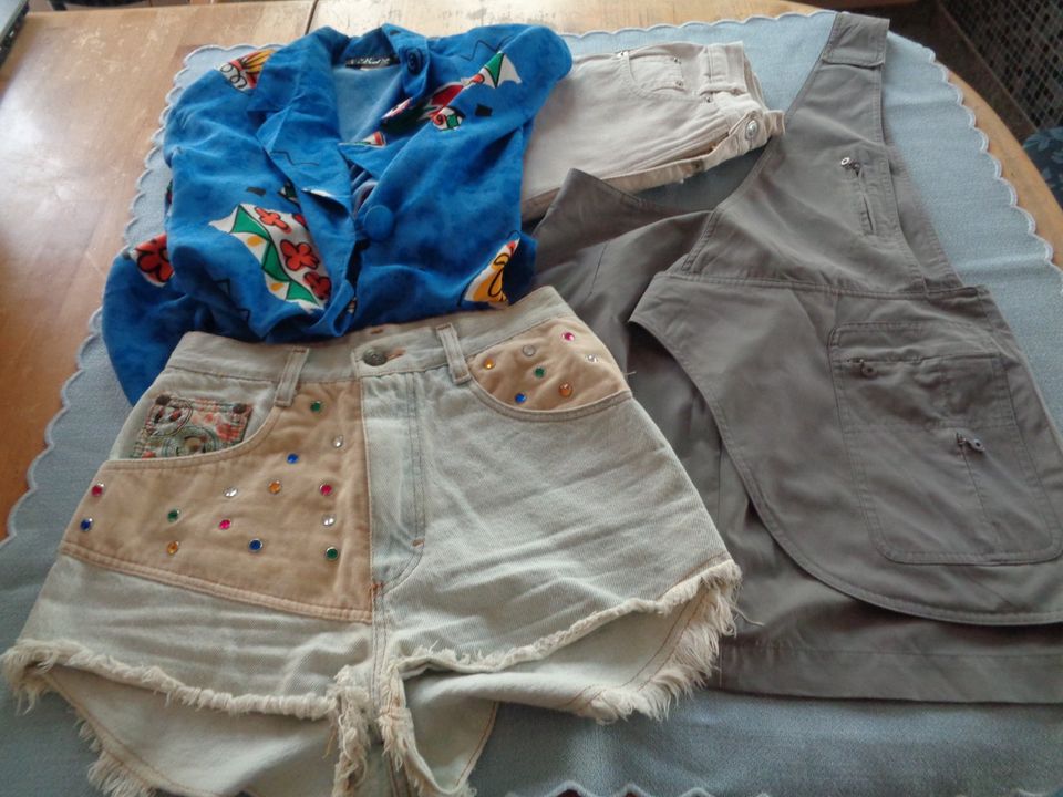 OSTERGESCHENK  BIBI BLOCKSBERG JEANSHOSE,HÄNGERCHEN,SHIRT GR. 122 in Eislingen (Fils)