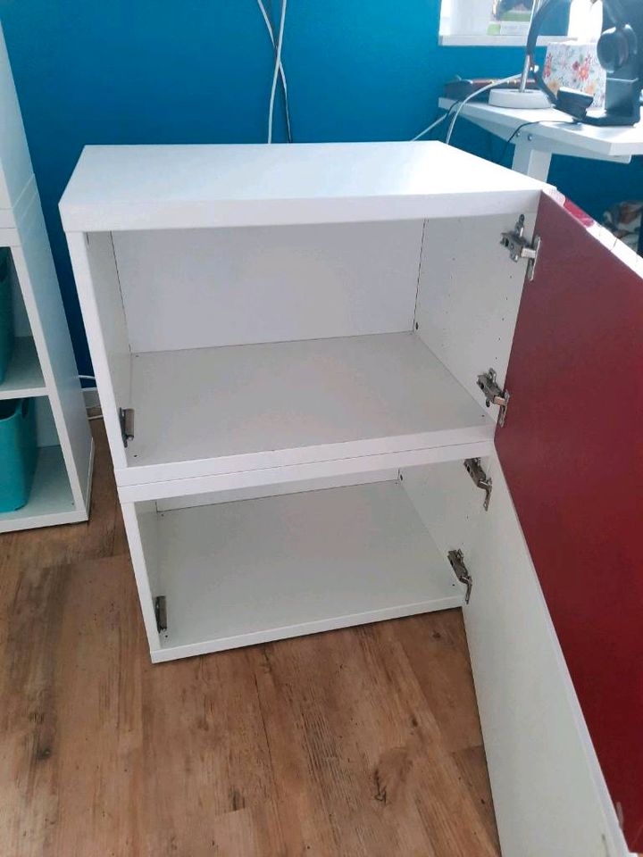 IKEA Besta Kommode Schrank hochglanz weiß/rot TV-Schrank Lowboard in Modautal