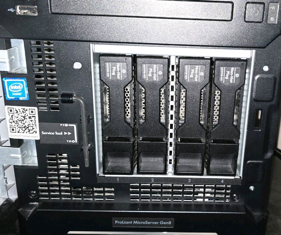 HP Microserver Gen8 - 16GB Ram - 2 x 1 TB SSD + 2 x 3 TB NAS HDD in Berlin