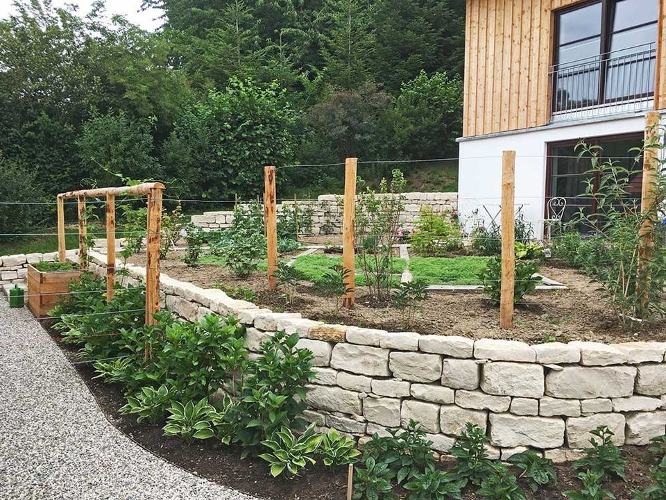 Pflasterarbeiten Natursteinmauer Gartenpflege Bepflanzung in Oerlenbach