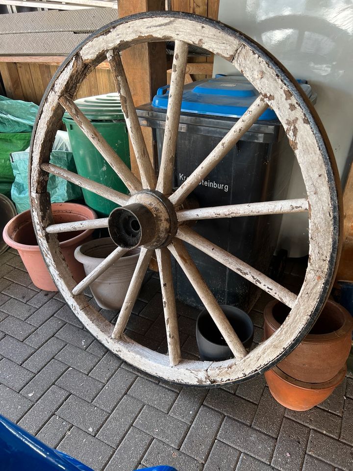 Schönes vintage Wagenrad in Horst (Holstein)