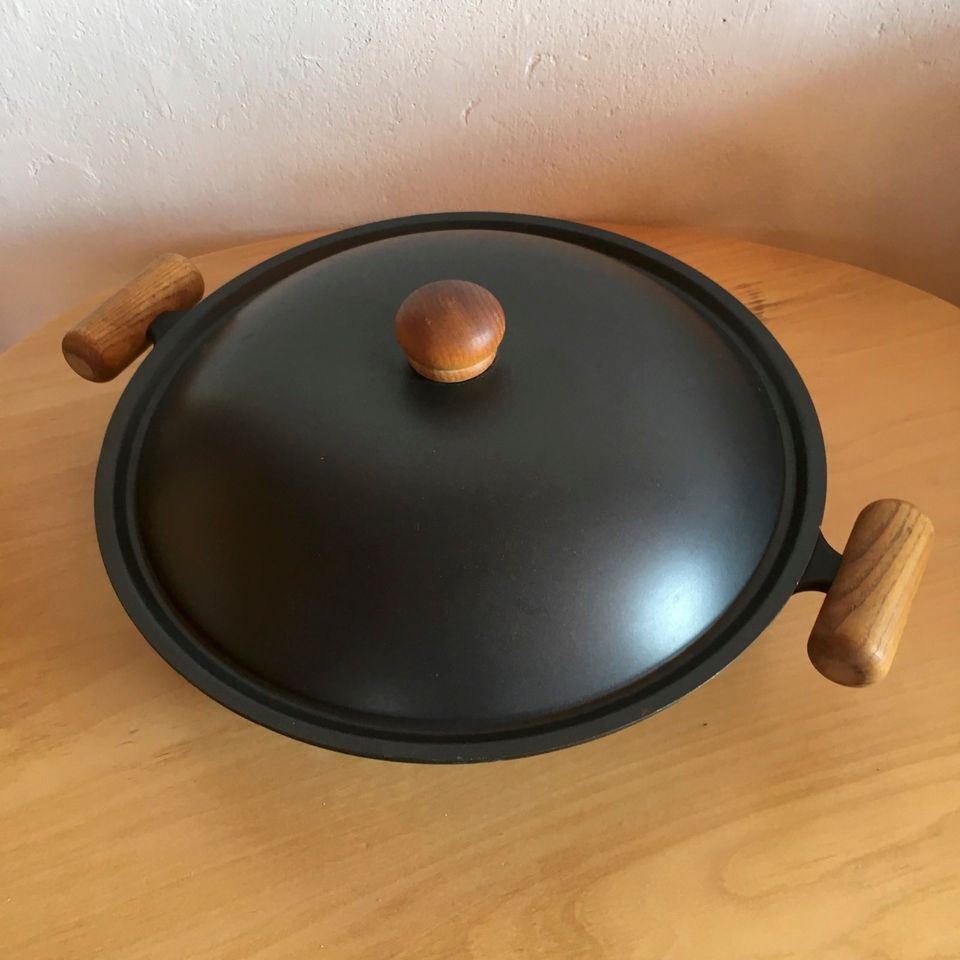 WOK aus Gusseisen 35 cm mit Holzgriff Pfanne Gusswok Wokpfanne in Dettum