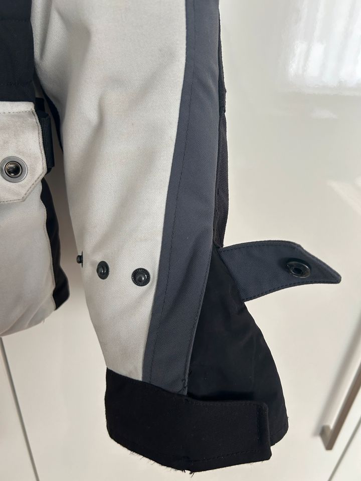 Jacke von DIFI weiß/schwarz/grau in Größe M in Langenhagen