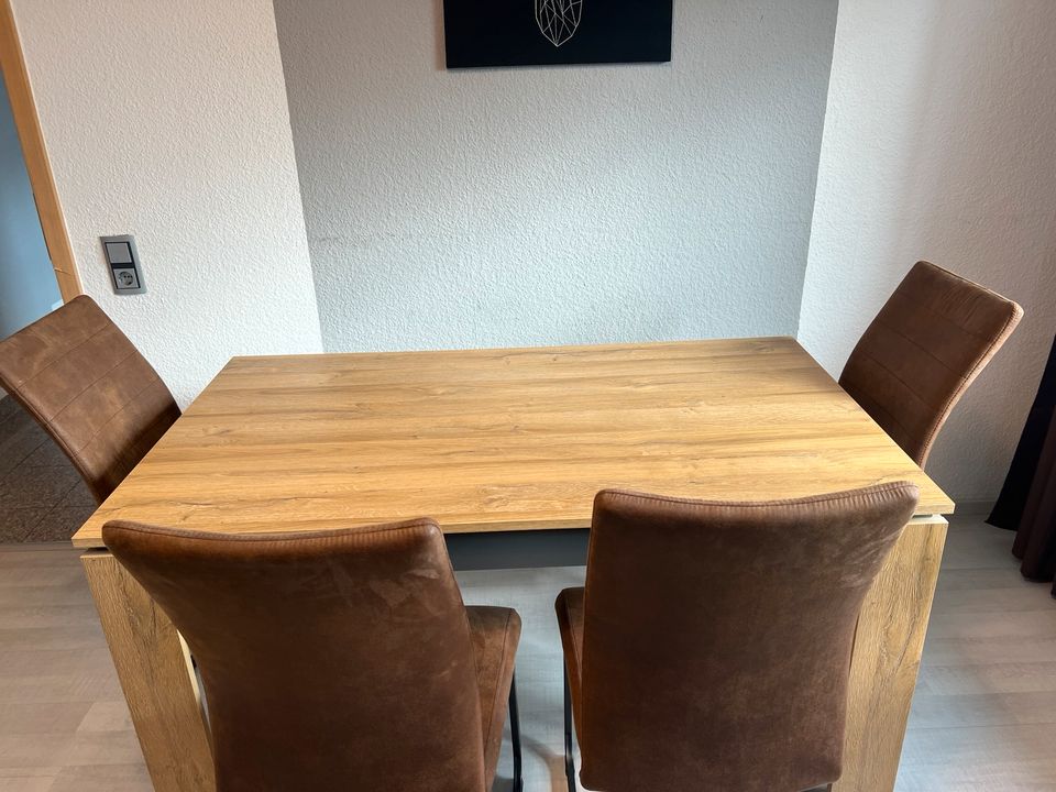 Moderner Holztisch mit 4 Wippstühlen in Wildlederoptik in Ennepetal
