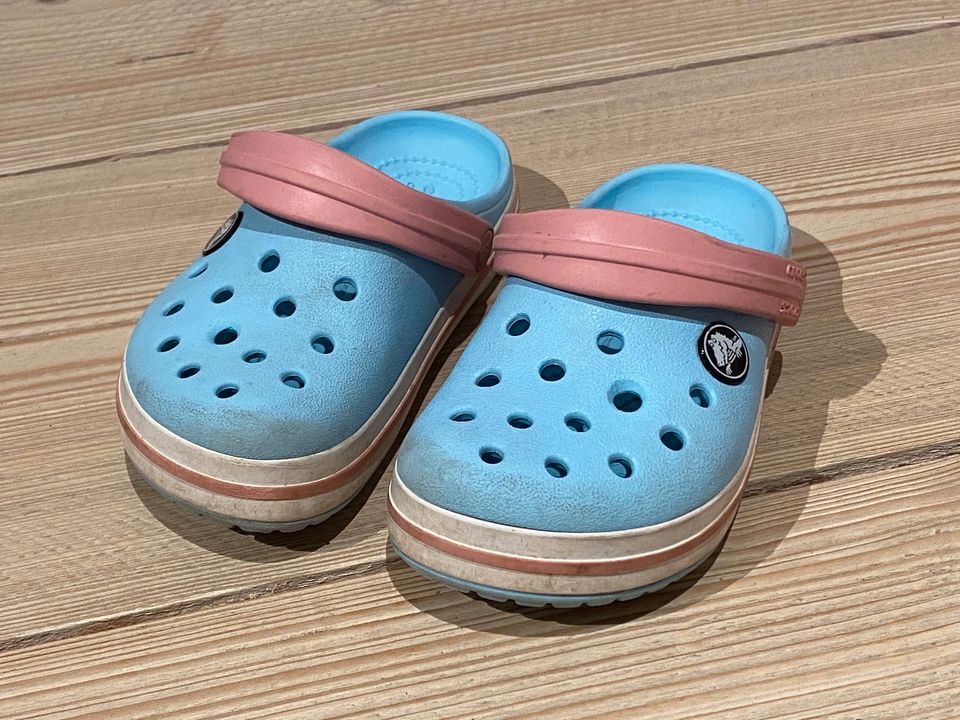 Crocs, hellblau/rosa, Gr. 9 (25-26) in Grub a. Forst