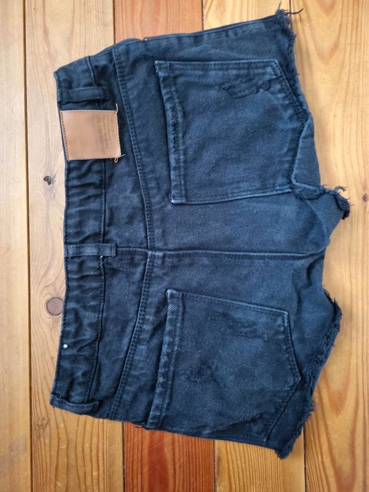 Jeansshorts schwarz Zara Gr. 152 in Hannover