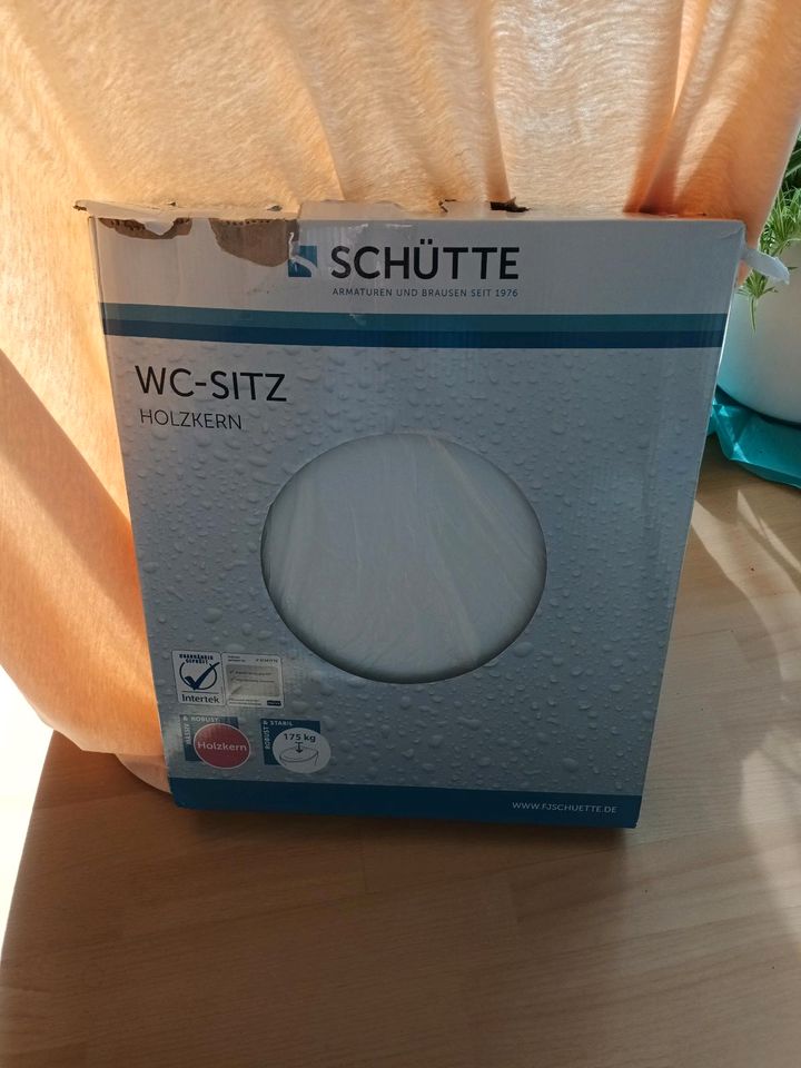 ** WC - Toilettensitz von Schütte , Holzkern, neu ** in Celle