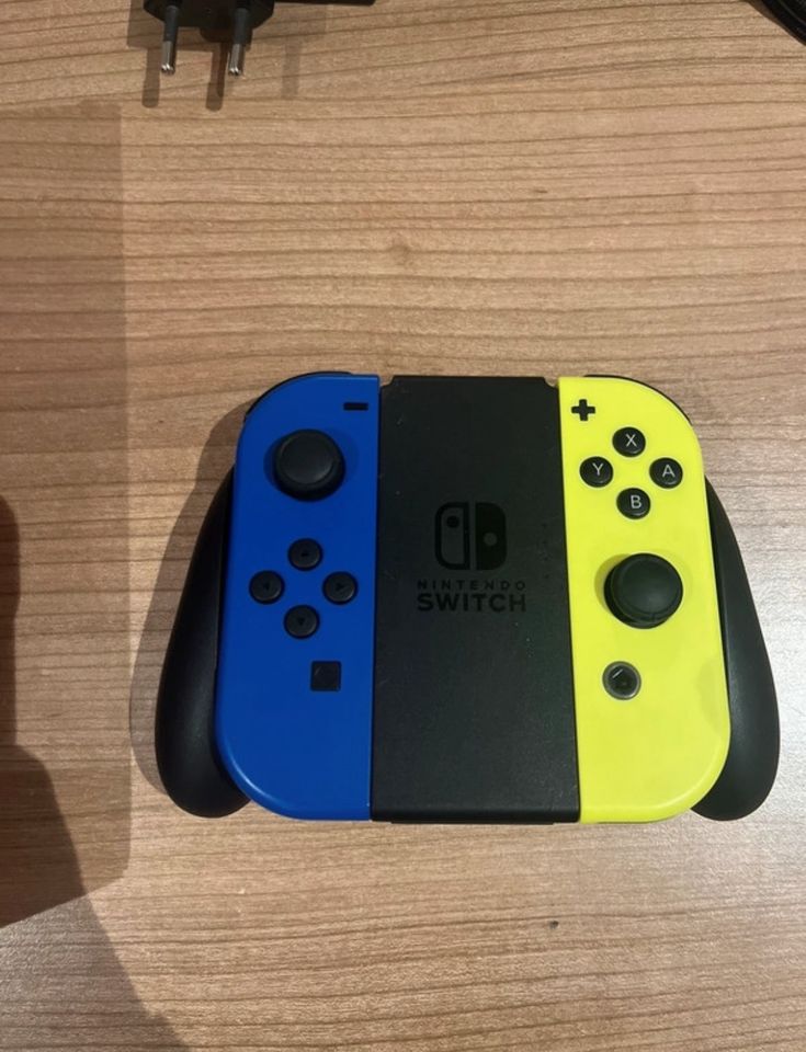 Nintendo Switch , in blau gelb & 6 € Guthaben in Riesenbeck