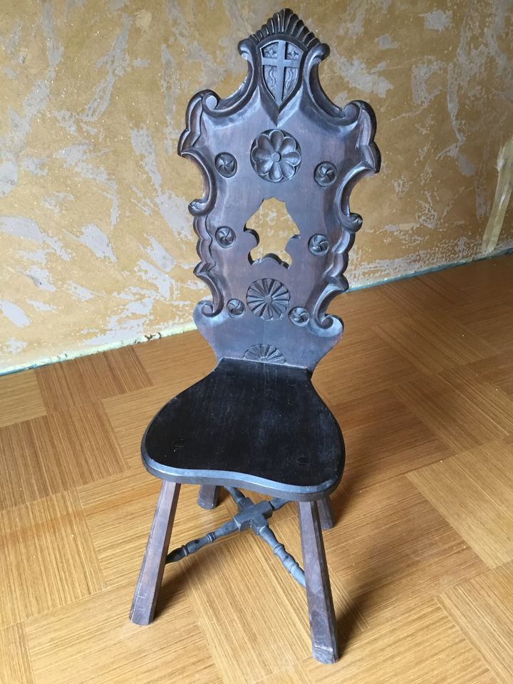 Antiker Stuhl mit Schnitzereien aus Spanien in Frankfurt am Main