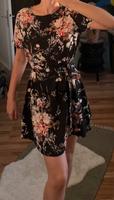 Kleid mit Ärmeln Blumenmuster Schleswig-Holstein - Kiel Vorschau
