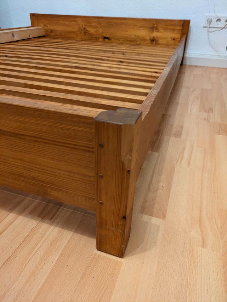 Bett aus Holz in Offenburg