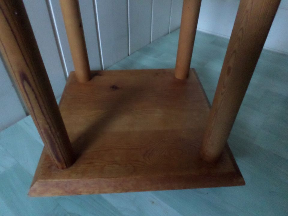 Tisch klein / quadratisch - Holz massiv in Hosena