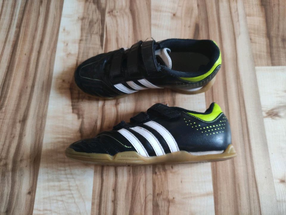 3x Turnschuhe Gr 35/36 Hallenschuhe Adidas schwarz Klettverschluẞ in Lübbecke 