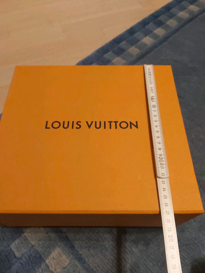 Louis Vuitton Karton mit Magnetverschluss in Berlin
