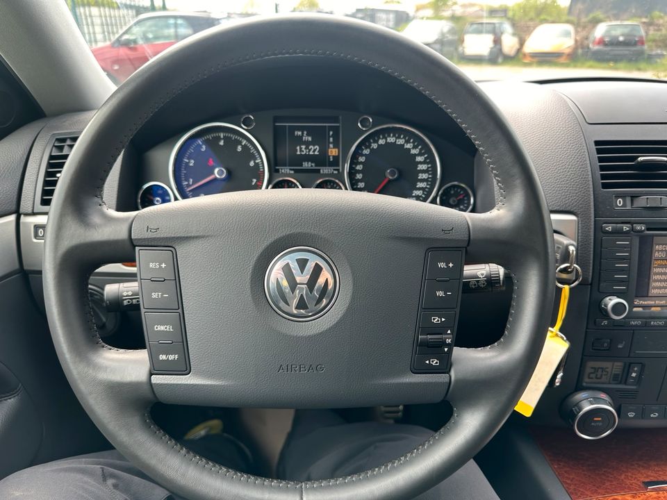 VW Touareg V8 4,2 ,,,NEUWAGEN ZUSTAND ““ WENIG KM SELTEN in Buchholz (Aller)