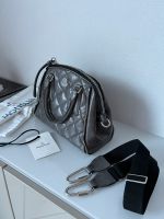 Moncler Tasche Leder grau mit Schulterriemen. Nordrhein-Westfalen - Rösrath Vorschau