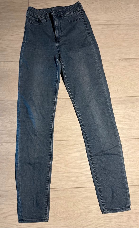 Damen Jeans Hosen Paket Marke Zara Guess H&M in Alzenau