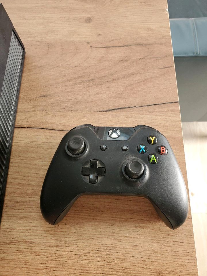 Xbox One 500 GB mit Stromkabel und Controller in Stuttgart