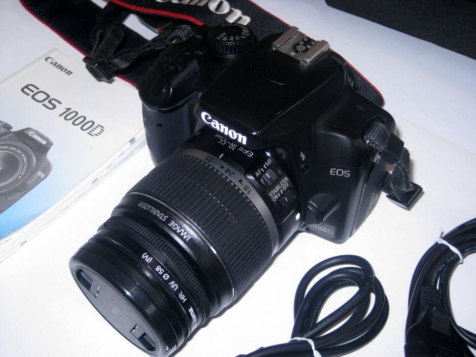 Canon EOS 1000d Digitalkamera mit Hama Stativ und Fototasche in Riegel