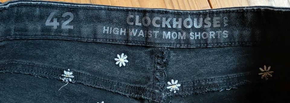 Kurze schwarze Hose mit Blumen in Meschede