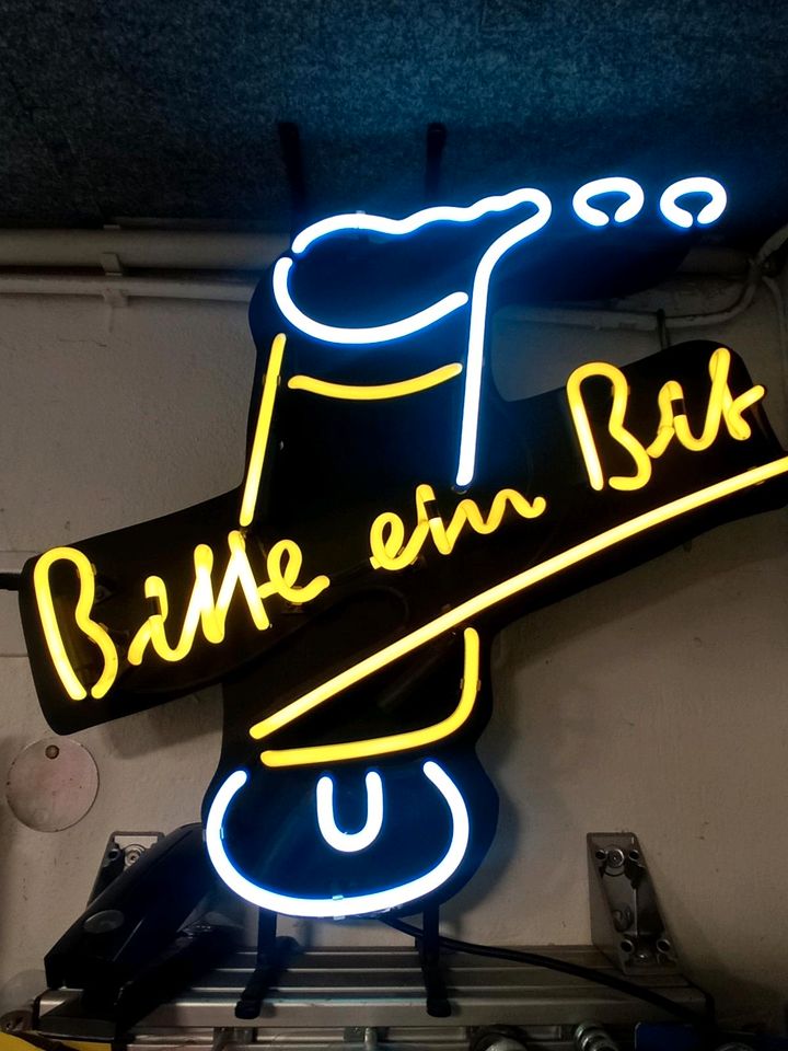 Bitburger Leuchtreklame, Bierwerbung, Neonleuchtreklame in Büdingen