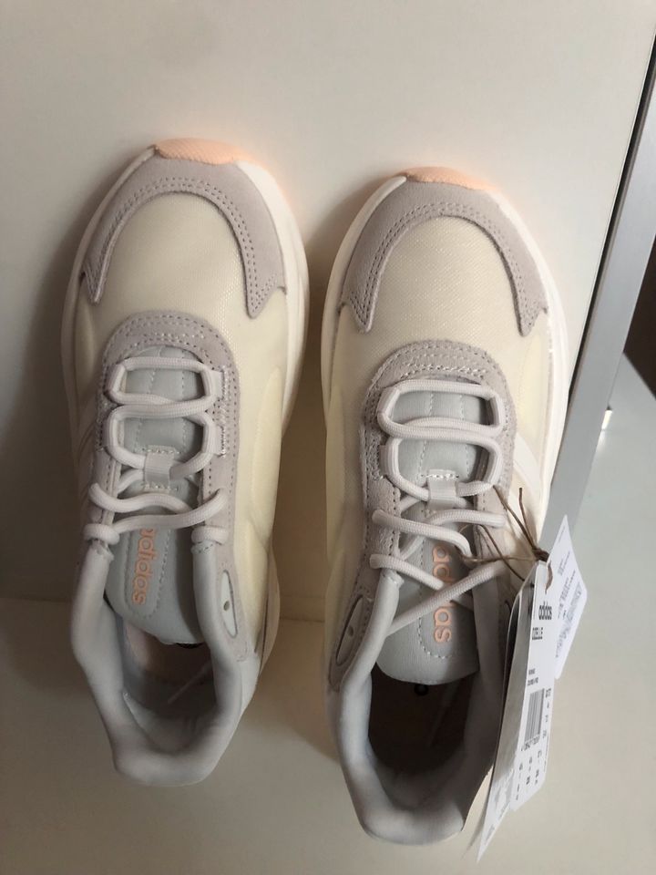 Adidas OZELLE CLOUDFOAM 37 1/3 Neu  OVP in München