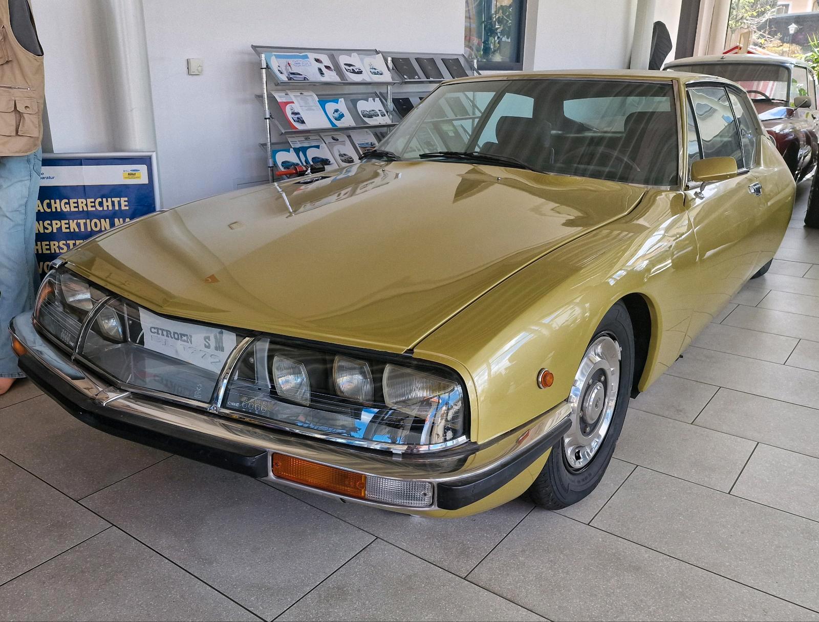 Abbildung des Autos Citroën SM mit DS23 Verg…