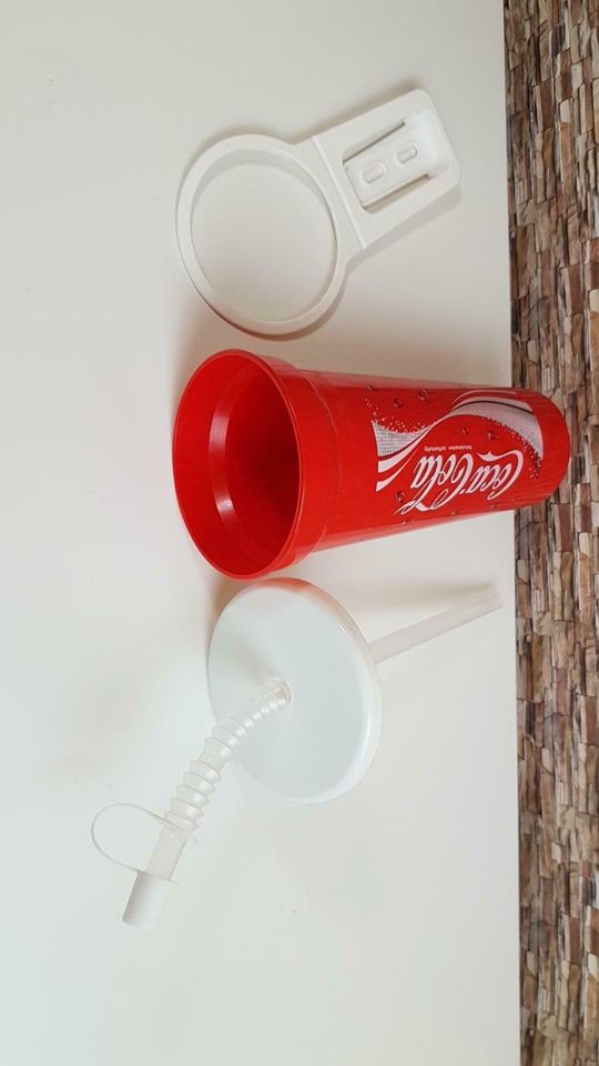 Coca Cola Trinkbecher mit Halterung Plastik 18 cm hoch in Faßberg