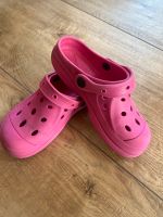 Gartenschere Sandalen Hausschuhe Badeschuhe wie Crocs pink Gr 32 Nordrhein-Westfalen - Unna Vorschau