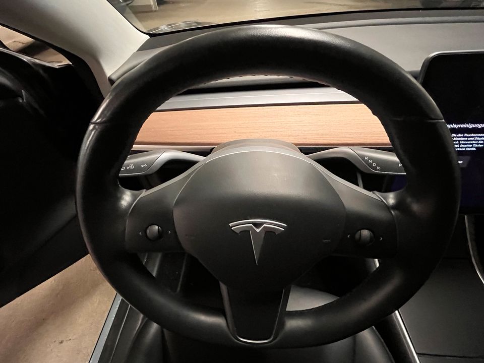 Tesla Model 3 Long Range 2019 matt schwarz 1.Hand in Berlin