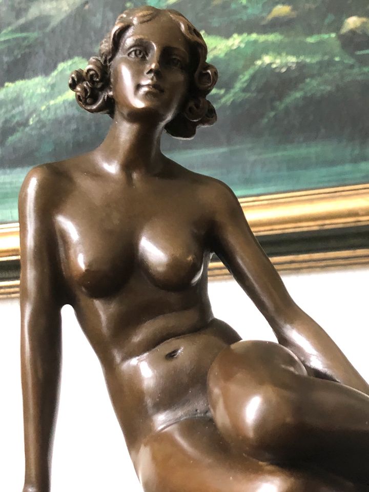 Bronzefigur Frau sitzend Jugendstil Bronze Skulptur in Centrum