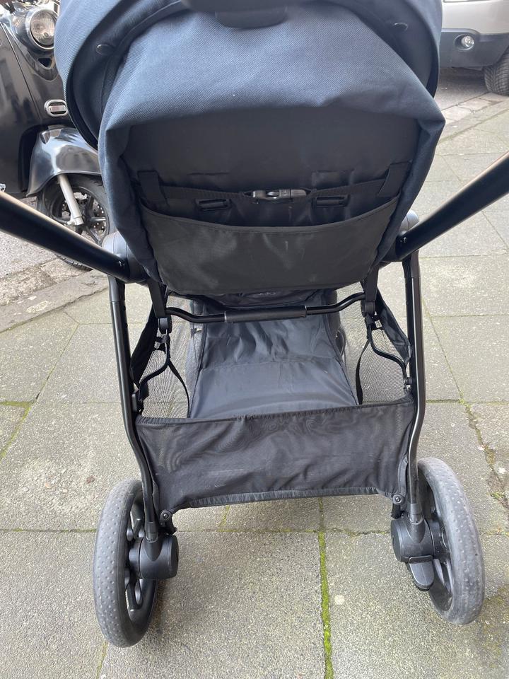 Blauer Kinderwagen Maxi-Cosi + Babywanne auch in Blau in Neuss