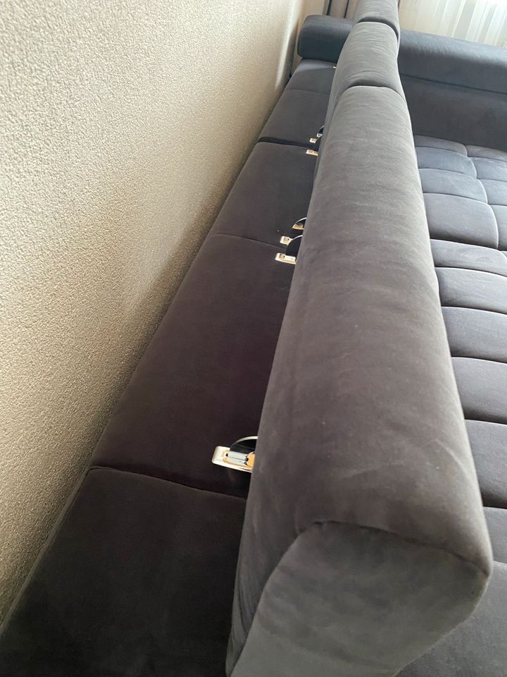 Couch * 1 jahr alt * wie NEU * samt in Selb