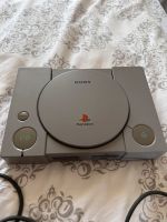 PlayStation 1 mit 2 Controllern und etlichen Spielen Mecklenburg-Vorpommern - Splietsdorf Vorschau