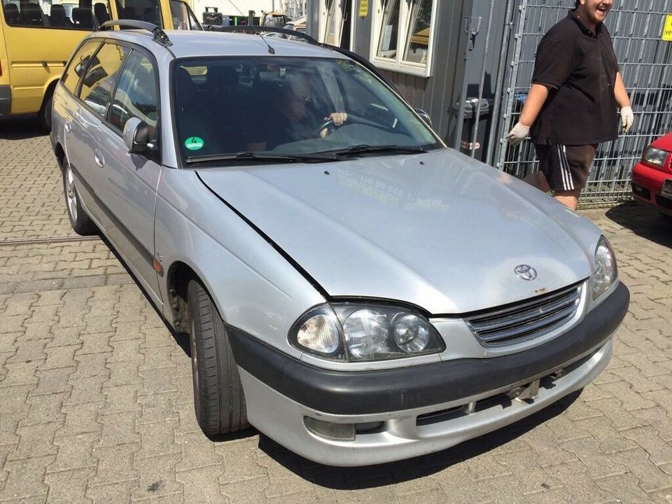 Toyota Avensis Gebrauchtteile Schlachtfest Ersatzteile Köln in Köln Vogelsang