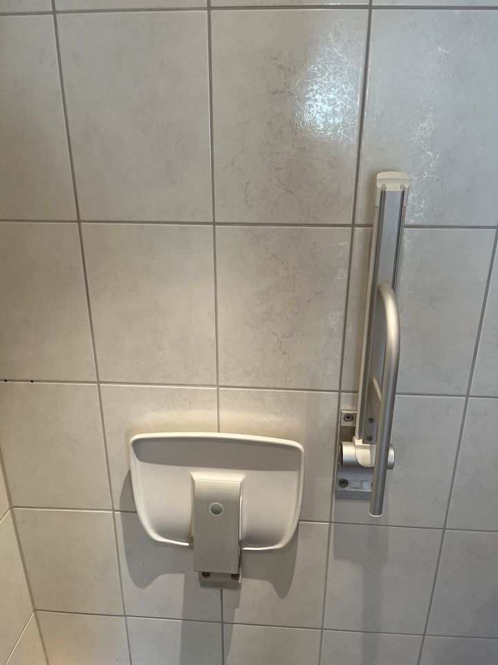 Duschsitz Duschhilfe Behinderten Dusche in Bad Königshofen