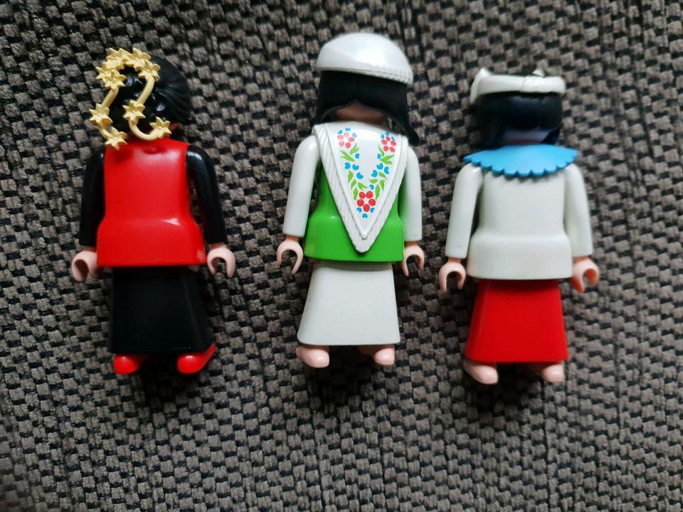 Playmobil 3 Figuren / Frauen Magd Blumenmädchen etc in Neuwied