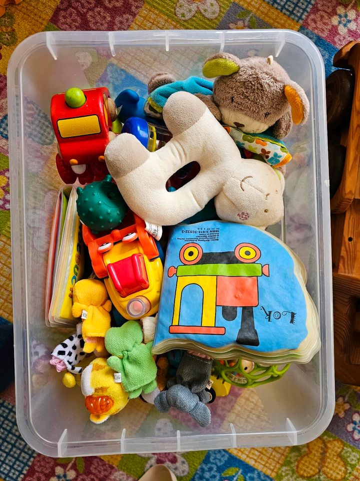 1 Kiste mit Babyspielzeug in Velgast