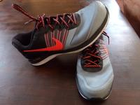 Sportschuhe Turnschuhe Nike schwarz orange neon 44,5 wie NEU Hessen - Florstadt Vorschau