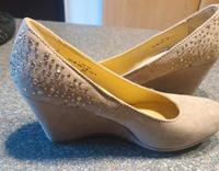 Keilpumps mit Strass beige Gr40 Nordrhein-Westfalen - Jüchen Vorschau