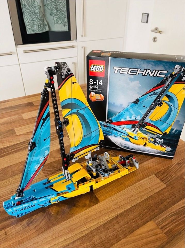 Lego Technic Racing Yacht in Monheim